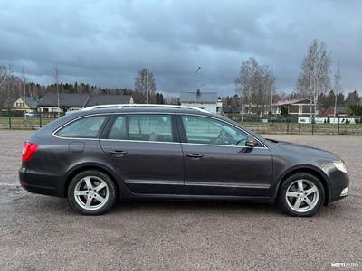 Skoda Superb 2010, photo 7/17