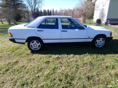 Mercedes-Benz 190 1986, kuva 4/10