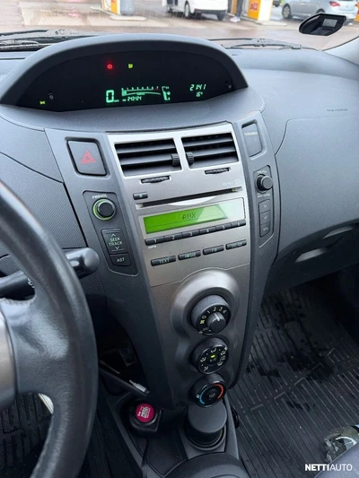 Toyota Yaris Yaris 2010, photo 6/9