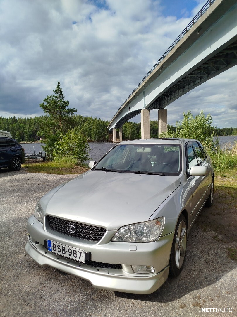 Lexus IS