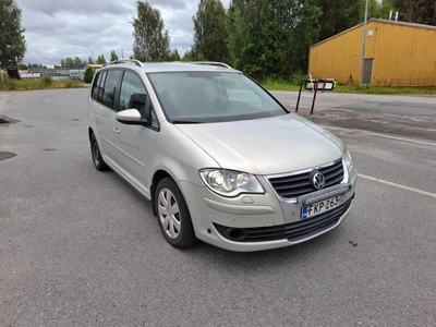 Volkswagen Touran 2010, photo 1/16