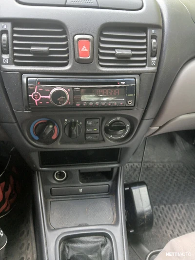 Nissan Almera 2001, photo 6/8