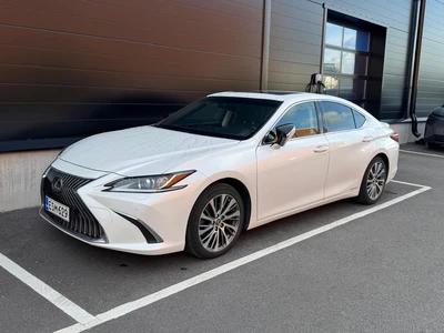 Lexus ES 300h Executive 2020, photo 2/4