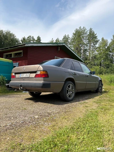 Mercedes-Benz 200 E 2,0 16V (124) 4d 1992, photo 2/11