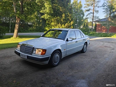 Mercedes-Benz 200 1989, photo 1/12