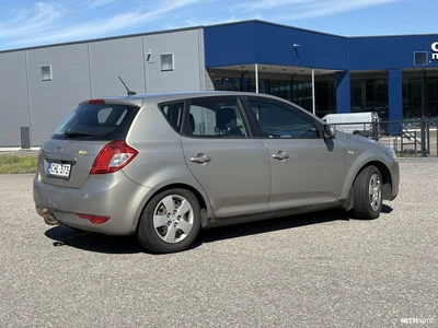 Kia Ceed 2010, photo 2/7