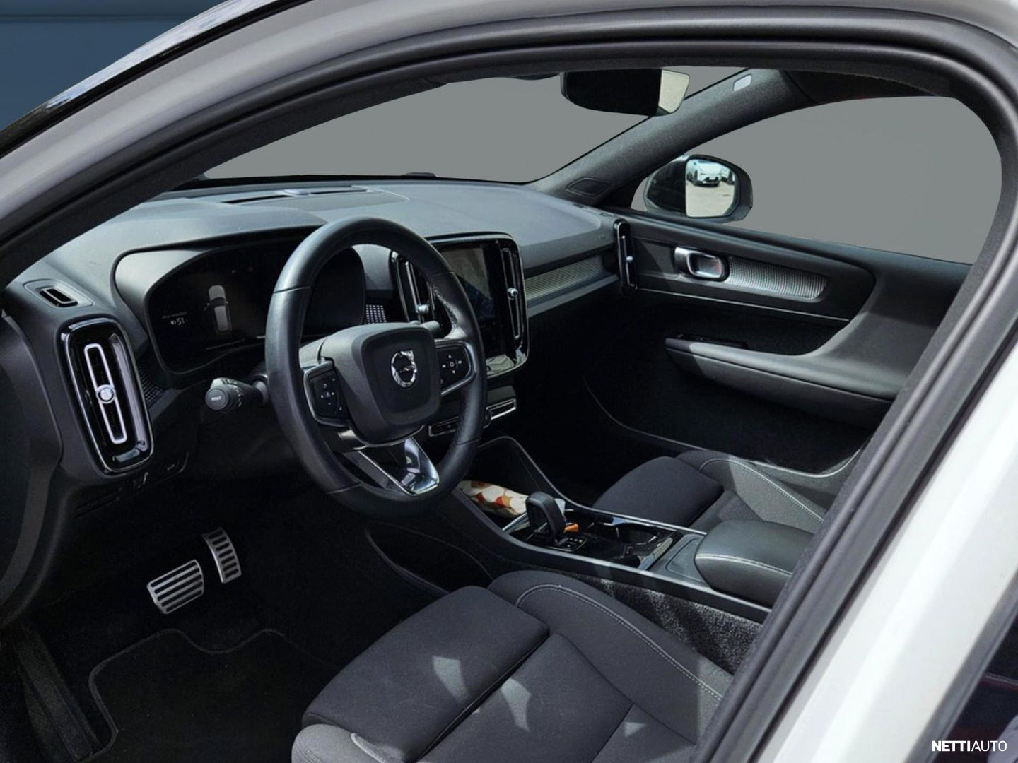 Volvo XC40 2022, photo 2/4