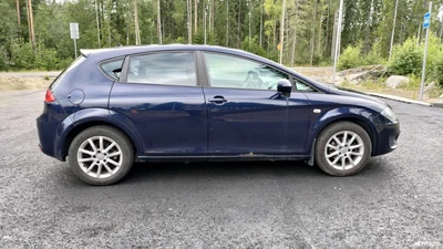 Seat Leon 1,6 TDI DPF CR Style 2010, kuva 6/11