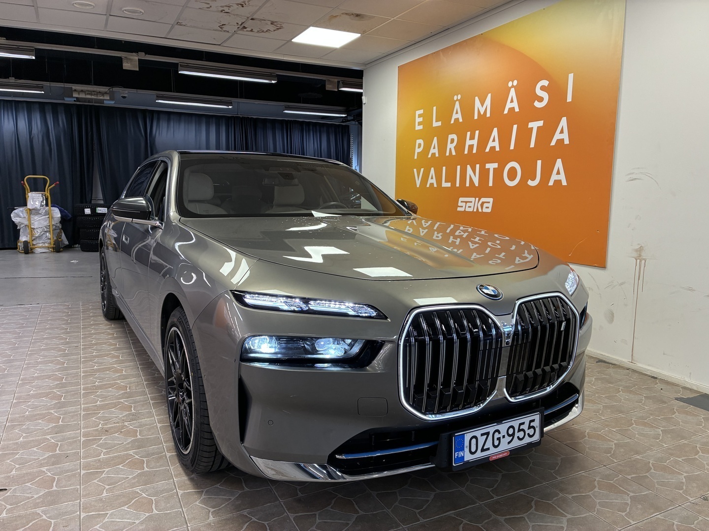 BMW i7