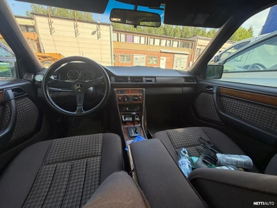 Mercedes-Benz 300 1990, kuva 2/8