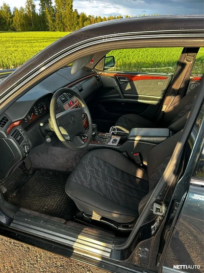 Mercedes-Benz E 1998, photo 6/7