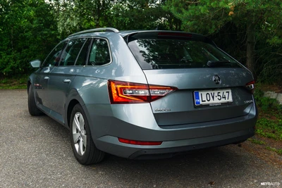 Skoda Superb 2019, photo 7/16