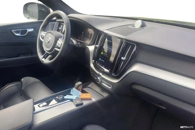 Volvo XC60 2022, photo 6/9