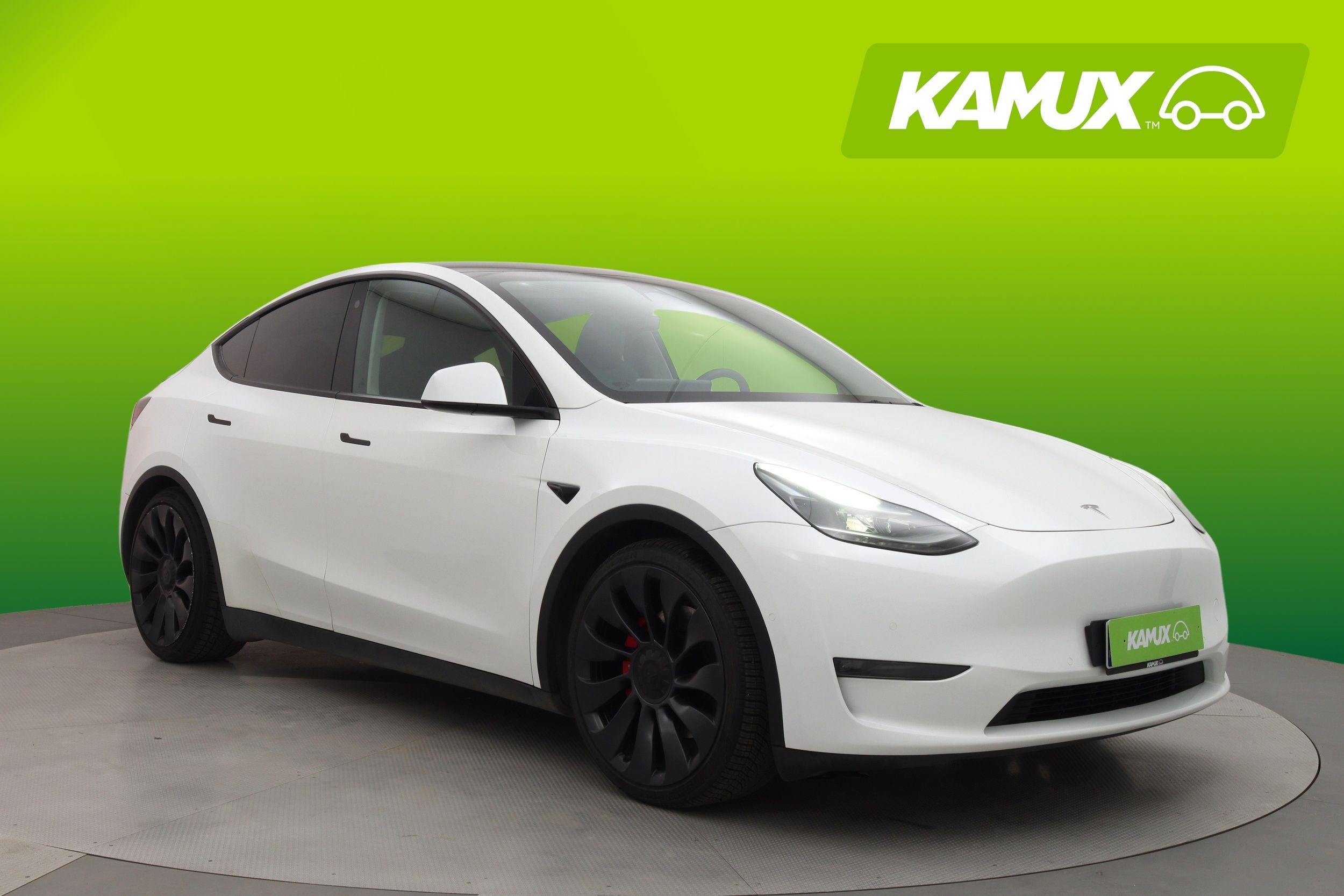 Tesla Model Y Performance AWD **Vetokoukku, 2x renkaat**
