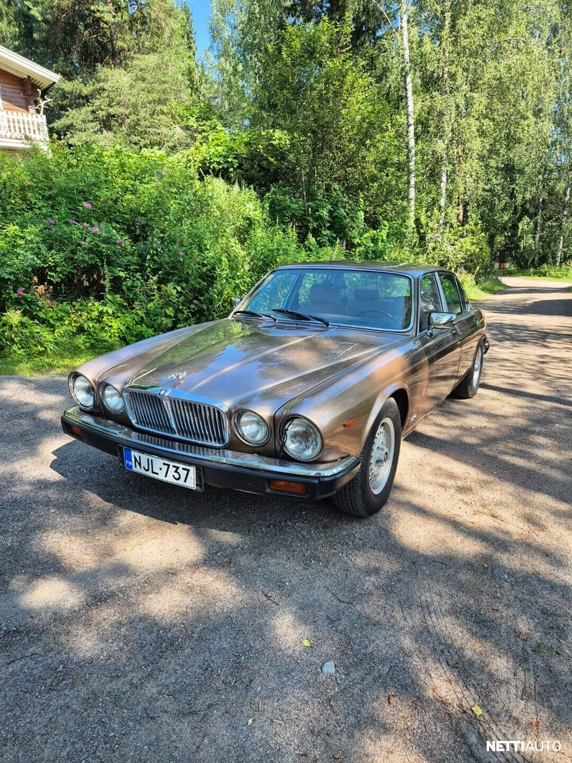 Jaguar XJ12