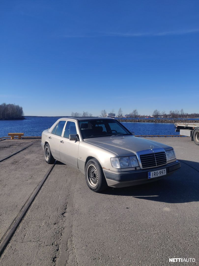 Mercedes-Benz 230