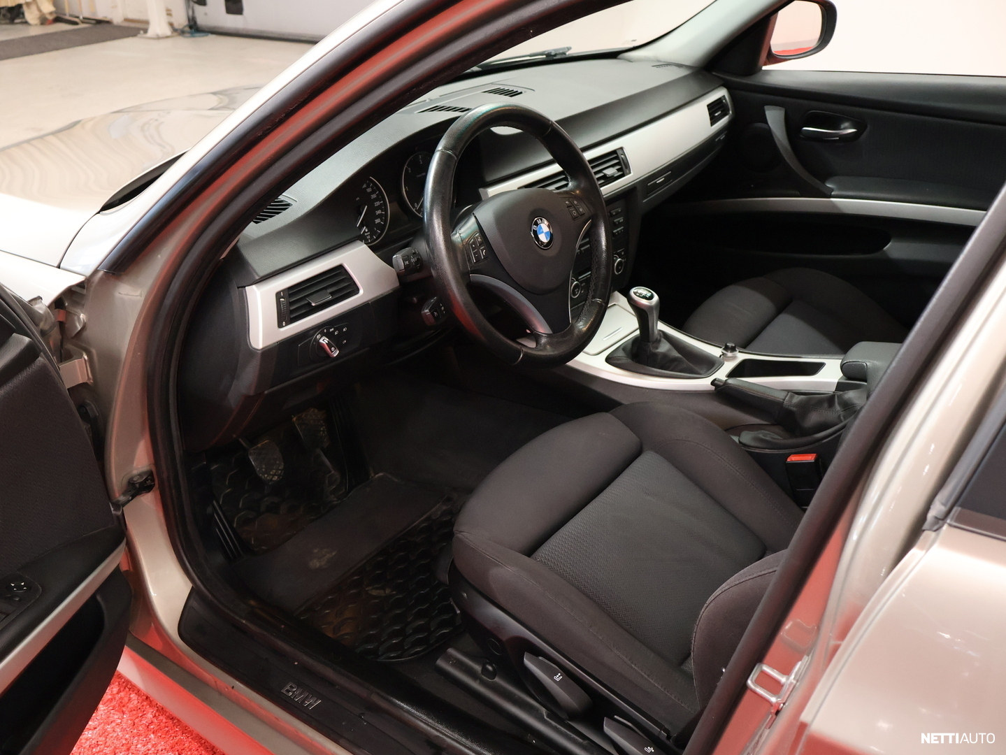 BMW 318 2010, photo 6/19
