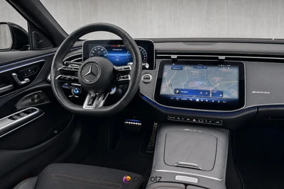 Mercedes-Benz E 53 AMG e 4Matic+ 2025, photo 3/4
