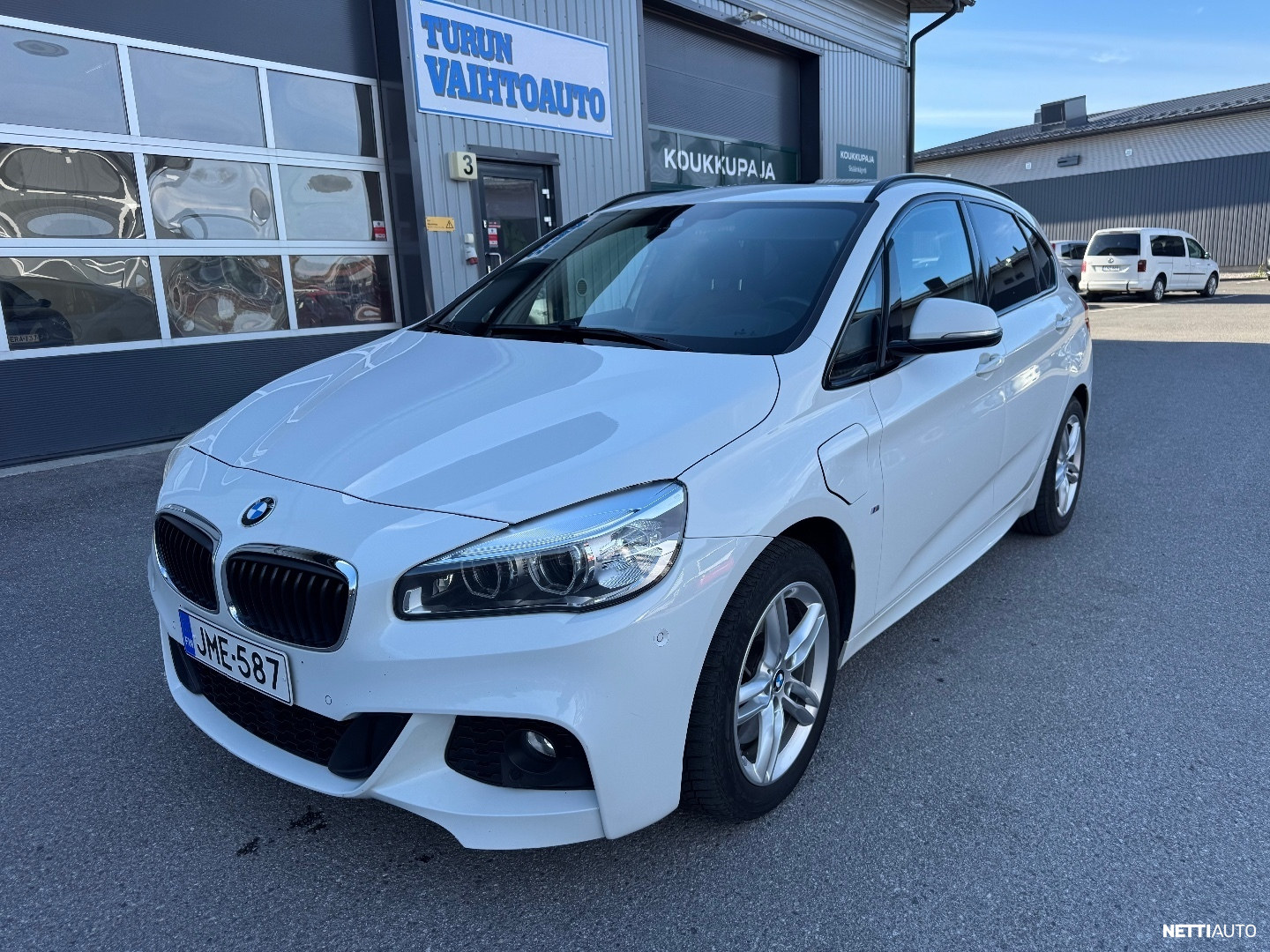 BMW 225