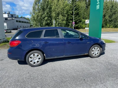 Opel Astra 2011, photo 3/7