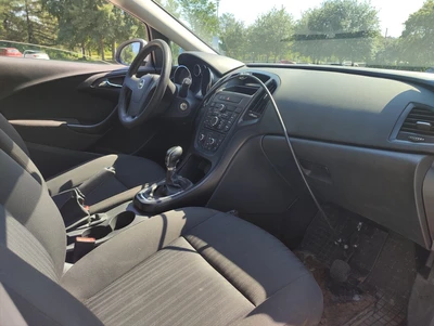 Opel Astra 2011, kuva 6/7