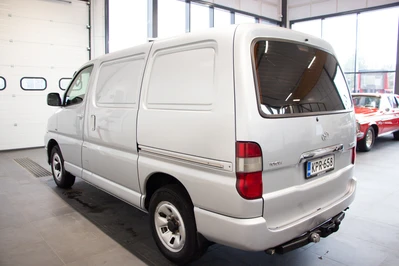 Toyota Hiace 2,5 D-4D 117 5ov 4WD Lyhyt 2011, photo 4/10