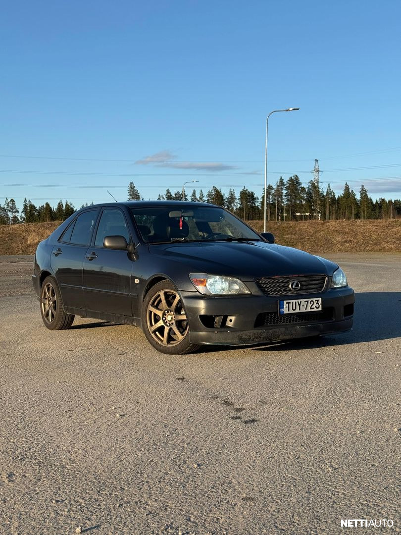 Lexus IS