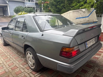 Mercedes-Benz 124 1988, kuva 2/6