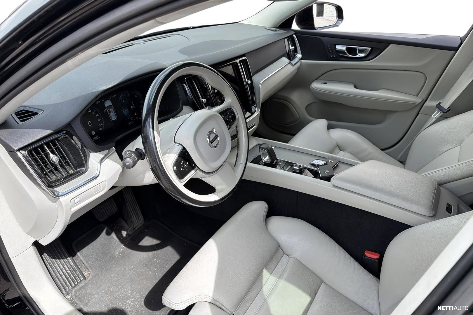 Volvo V60 Cross Country 2022, photo 3/4