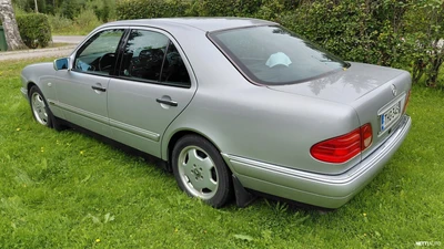Mercedes-Benz E Avantgarde 1996, kuva 3/10