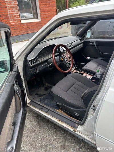 Mercedes-Benz 250 1985, photo 5/6