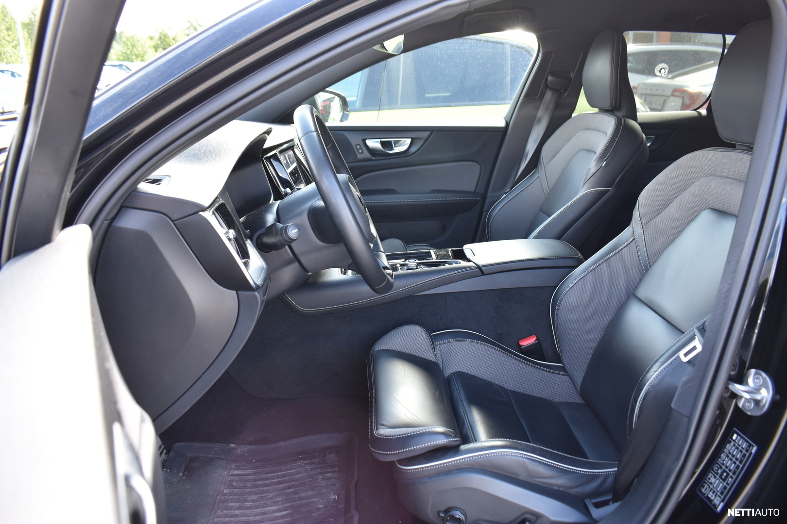 Volvo V60 2022, photo 3/9