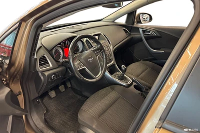 Opel Astra 2013, photo 3/4