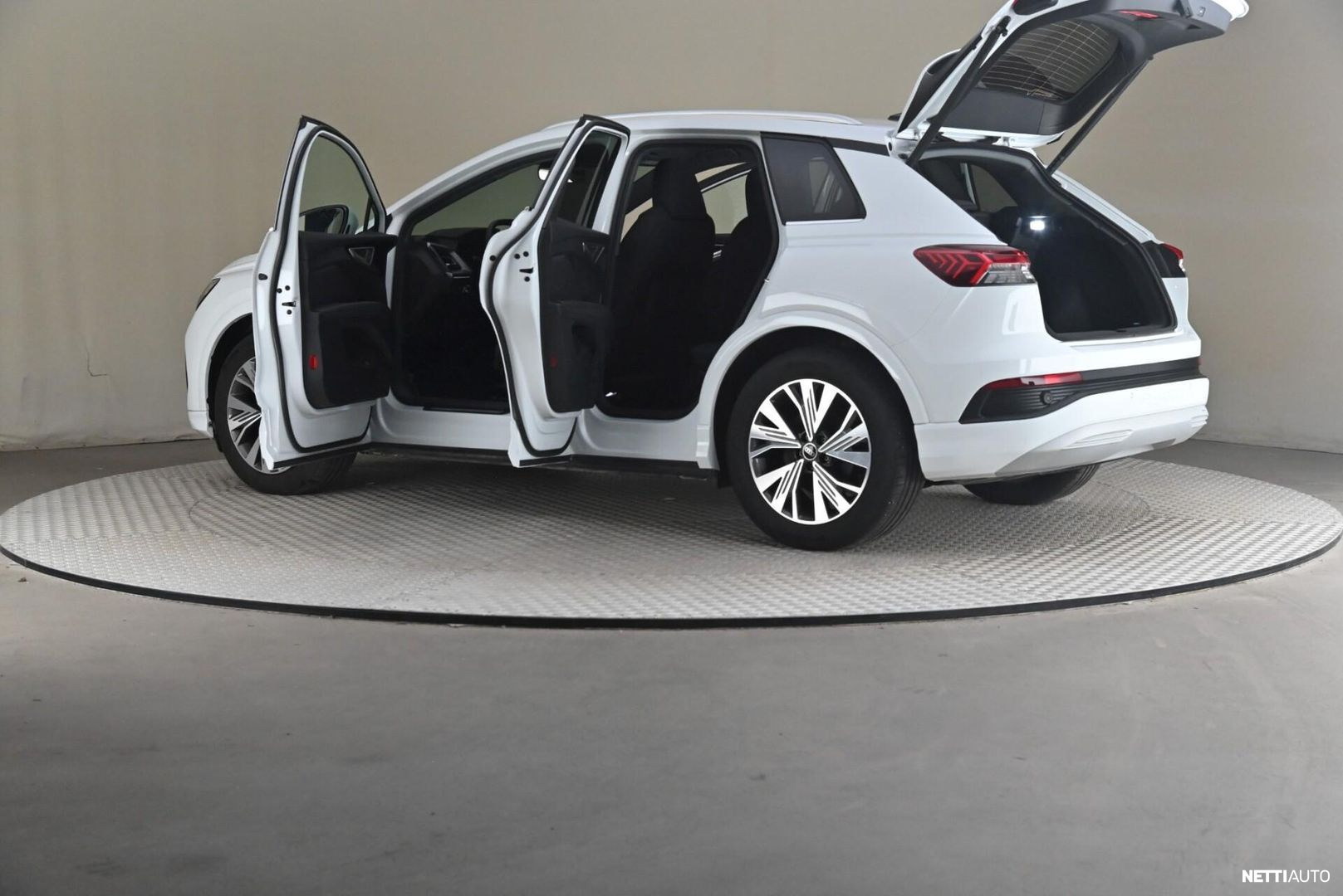 Audi Q4 e-tron 2023, photo 7/28
