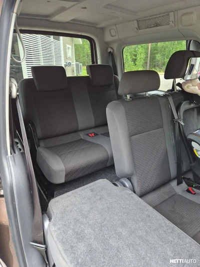 Volkswagen Caddy Maxi 2011, photo 5/17