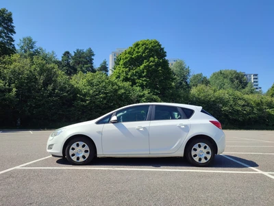 Opel Astra 2011, kuva 3/7