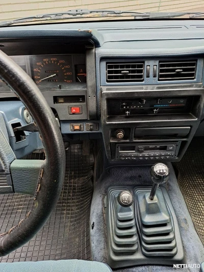 Nissan King Cab Pick-up 4x4 1989, photo 6/13