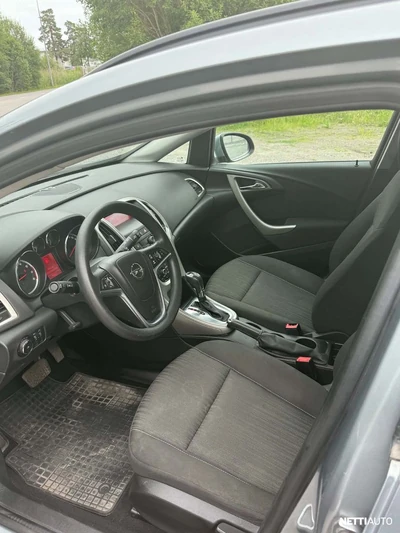 Opel Astra 2011, kuva 7/10
