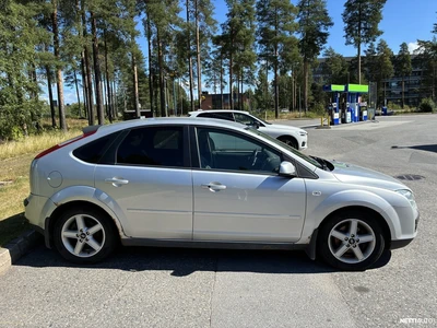 Ford Focus Hatchback 1.6 2006, photo 4/13
