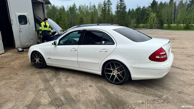 Mercedes-Benz E 220 2004, kuva 7/22