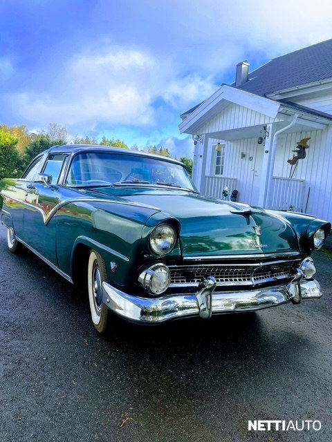 Ford Crown Victoria