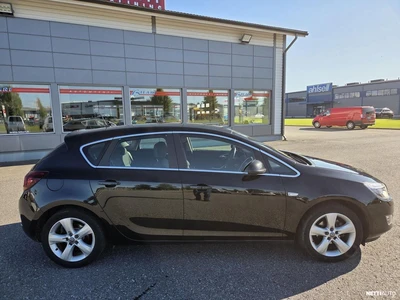 Opel Astra 2011, photo 6/12