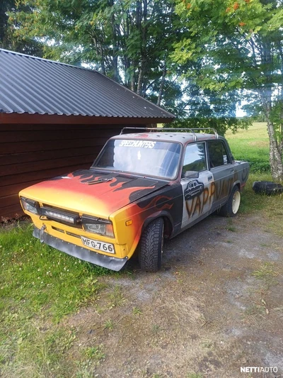 Lada 2105 1990, kuva 1/3