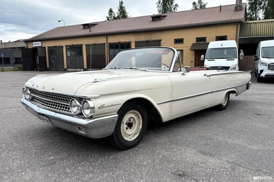 Ford Galaxie Sunliner 1961, kuva 1/9