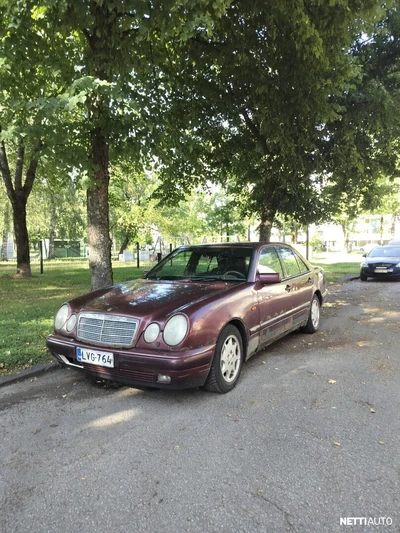 Mercedes-Benz E 1995, kuva 3/4