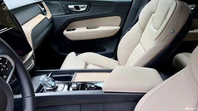 Volvo XC60 2026, photo 6/19