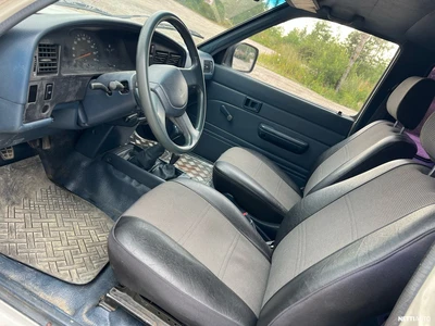 Toyota Hilux 1990, kuva 2/11