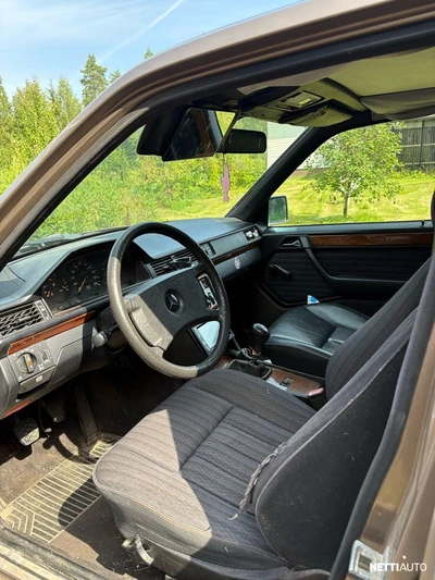 Mercedes-Benz 200 E 2,0 16V (124) 4d 1992, photo 7/11