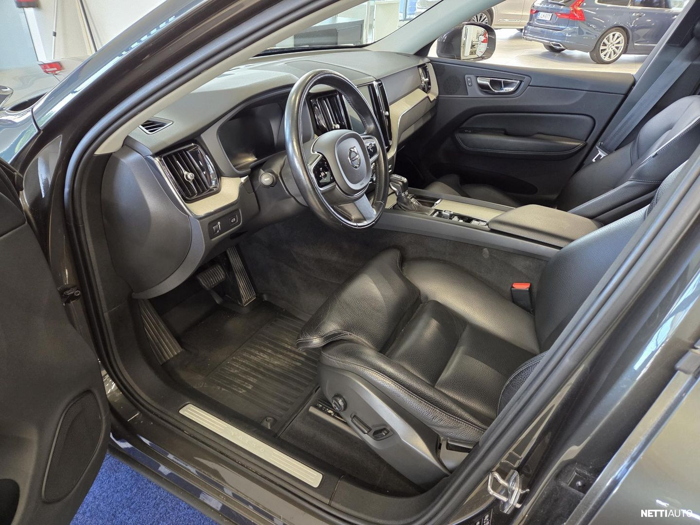Volvo XC60 2018, photo 4/18