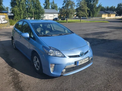 Toyota Prius PHEV Premium 2013, photo 2/10